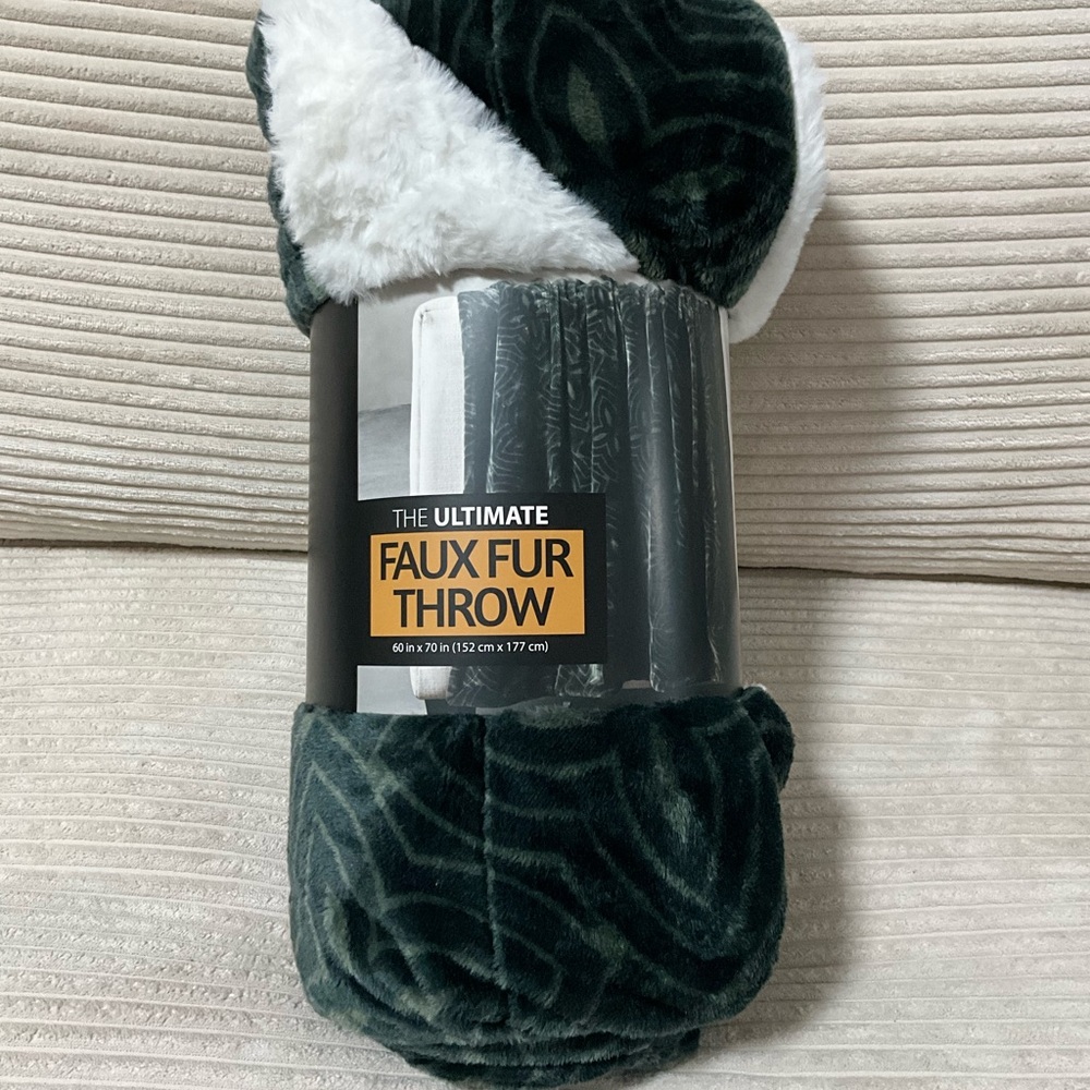 Luxurious Faux Fur Throw Blanket - Green - Picture 5 of 9